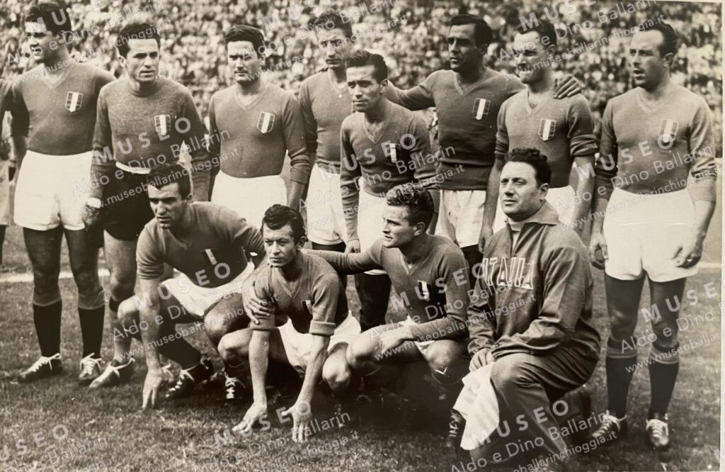 Cimeli della Nazionale dal 1942 al 1949 con i giocatori del Grande Torino